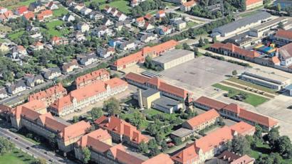 Archivbild:  Reiner Fröhlich
Die Leopoldkaserne in Amberg, als sie noch militärisch genutzt worden ist. Seit Donnerstag gehört das rund 10,7 Hektar große Areal der Stadt Amberg.