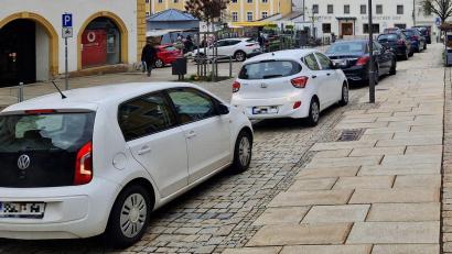 Archivbild: Tobias Gräf
Ein Ausschnitt des in der Zeitung erschienenen Bildes mit den Autos von Parksündern auf dem Sulzbach-Rosenberger Luitpoldplatz. Ein Leser fand es unverständlich, dass die Kennzeichen gepixelt wurden.