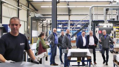 Bild: Dobler
Rundgang durch die Hallen der Firma Quadrus Metalltechnik GmbH mit (von rechts) Betriebsleiter Hans Maier, den Landespolitikern Martin Scharf und Tobias Gotthardt (Freie Wähler), Inhaber Alois Gsödl, Einkaufsleiter Michael Martin und Inhaber Markus Gsödl.
