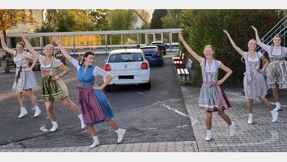 Bild: u
Seit Ostern trainieren die Damen der Prinzengarde für ihre zahlreichen Auftritte im Fasching 2024/2025. Ob sie während der närrischen Tage auch im Dirndl-Look auftreten? Von links: Franziska Paulus, Maria Graf, Marie Luise Neuberger, Emilia Waldhauser, Lea Gebel und Melina Merkl.