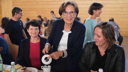 Bild: Hirsch
Beim "Tag der Begegnung" hilft Emilia Müller bei der Bewirtung der Gäste mit. 1998 rief die damalige Kreisvorsitzende der Frauen-Union die Veranstaltung ins Leben.
