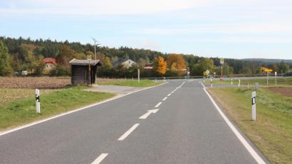 Bild: bjp
Ein Tempo-60-Limit an der oberen Zessauer Bushaltestelle halten Landkreis, Staatliches Bauamt und Polizei nicht für notwendig: Wegen der Einmündungssituation seien Autofahrer ohnehin langsam unterwegs.