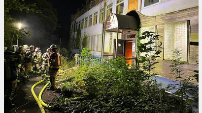 Bild: Feuerwehr Essen/dpa
Einsatzkräfte der Feuerwehr haben eine Gruppe Jugendliche aus einem alten Schwimmbad in Essen-Kray gerettet.