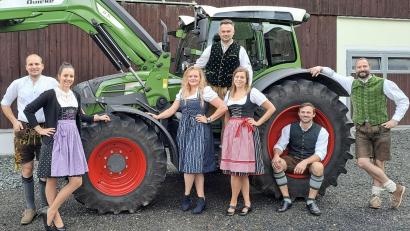 Bild: Stoapfälzer Theatergruppm/exb
Erster Preis bei der bevorstehenden Theater-Miss-Wahl ist entweder Bargeld oder ein Ackerschlepper, der, wie der im Bild, ein Fendt vom Typ "Vario 208" sein könnte. Auf dem Foto das aktuelle Ensemble in Alltags- und Probenkostümen: (von links) Jakob Walberer, Sandra Kick, Katrin Gradl, Andreas Kick, Kathrin Hecht, Toni Neumann und Tobias Busch.