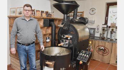 Bild: no
Andree Janzen neben der Kaffeeröstmaschine, mit der er viele verschiedene Sorten herstellt. Noch heuer zieht er mir seiner Frau wieder in seine alte Heimat Norddeutschland.