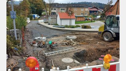Bild: mnt
Die Baumaßnahmen im Zuge der Dorferneuerung Thanstein/Hebersdorf rund um den Dorfplatz und amTradweg sollen noch vor dem Wintereinbruch abgeschlossen werden.