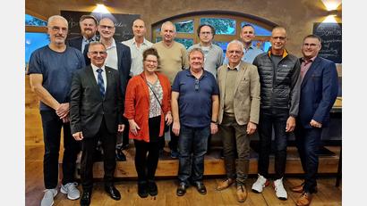 Bild: R. Kreuzer
Ein Erinnerungsbild der Jubilare des Jahres 2024 mit Werksleiter Gerhard Ruhland (Dritter von links), Marco Götz, Personalleiter (Zweiter von links) und Betriebsratsvorsitzendem Rainer Vater (rechts.)