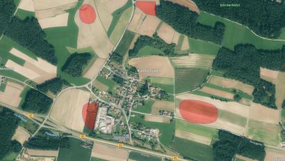 Bild: BayernAtlas, Landesamt für Denkmalpflege
Die rot markierten Bereiche zeigen mesolithische Bodendenkmäler. Besonders untersucht wurde ein Areal bei Karmensölden an der B 85 (unten links). Hier plant die Stadt Amberg ein Gewerbegebiet.