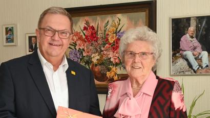 Bild: gf
Bürgermeister Martin Preuß gratuliert der rüstigen Seniorin Christa Zeiler zum 90. Geburtstag.