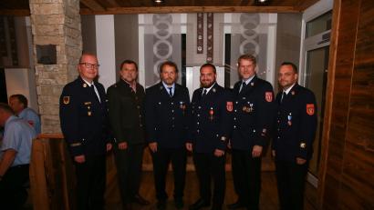 Bild: egl
Bei der Inspektionsversammlung im Bereich 4 wurden Christian Lenk, Kreisbrandmeister Philipp Gebert, Stefan Reindl und Kreisbrandinspektor Michael Iberer (Dritter, Vierter, Fünfter und Sechster von links) geehrt. Dazu gratulierten Kreisbrandrat Christof Strobl und der Zweite Bürgermeister der Stadt Sulzbach-Rosenberg, Günter Koller (von links).