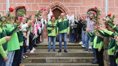 Bild: mfh
Das Personal der Notaufnahme und Mitglieder der Gemeinschaft Sankt Georg Rosenberg bildeten ein buntes Spalier für das Brautpaar Sandra Kammerl und Dominik Lindemeir, das mit ihrem Outfit ein deutliches Statement für die GSG abgab.