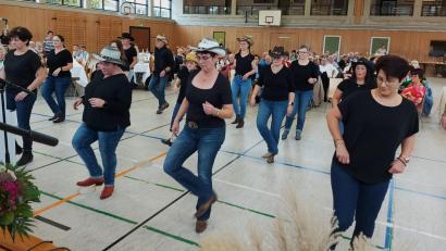 Bild: lg
Mit "Cotton Eye Joe" bringt die Line Dance Gruppe Niedermurach/Weiding Schwung in die Mehrzweckhalle.