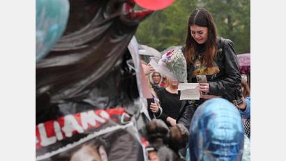 Bild: Jonathan Brady/PA Wire/dpa
Fans legten Blumen und Briefe nieder und hielten Ballons.