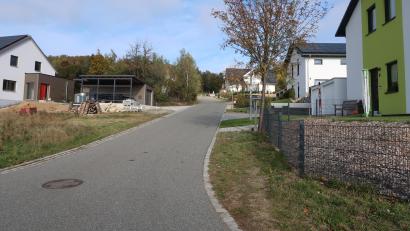 Bild: bsc
Die Straße „Am Grundacker“ im Neubaugebiet von Friedenfels (im Bild die Einfahrt neben dem Freibad) bleibt vorerst eine normale Ortsstraße mit Tempo 50. Über die Einrichtung einer verkehrsberuhigten Zone (Spielstraße) soll demnächst entschieden werden.