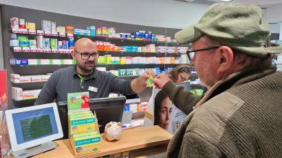 Bild: bl
Michael Jungmann, angestellter Apotheker in der Nabburger Paracelsus-Apotheke, nimmt die Gesundheitskarte eines Kunden entgegen, die den Zugang zum E-Rezept gestattet. Inzwischen ist dieser Vorgang Routine und klappt trotz einiger Kritikpunkte meist ganz gut.