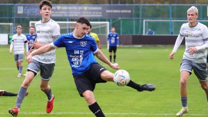 Bild: war
Christian Ermer (Mitte) vom SV Etzenricht scheitert in dieser Szene zwar, leistete dafür aber die Vorarbeit zum Siegtreffer von Martin Pasieka gegen die SpVgg SV Weiden II.