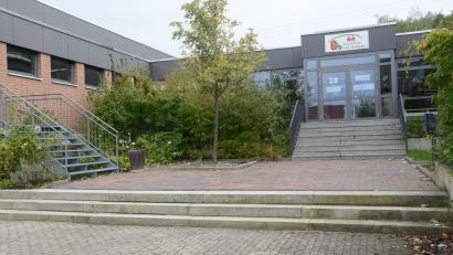 Bild: bey
So kennen die Bürgerinnen und Bürger die Volksschule Luhe-Wildenau. Nach vielen Umbau- und Erweiterungsbaumaßnahmen hat die Schule ihr jetziges Aussehen erhalten.
