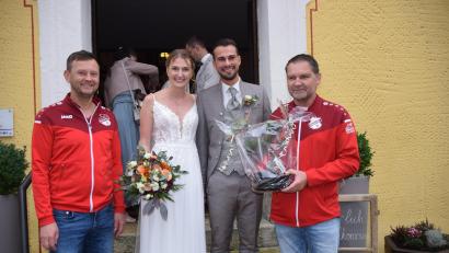 Bild: hdk
Martin Lederer (links) und Marco Ringer (rechts) vom TSV Königstein gratulierten dem Brautpaar Tanja Ehras und Johannes Fried vor der evangelischen Kirche in Königstein.