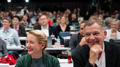 Bild: Hendrik Schmidt/dpa
Ines Schwerdtner und Jan van Aken, neue Parteivorsitzende der Linken, lachen auf dem Bundesparteitag der Partei Die Linke.