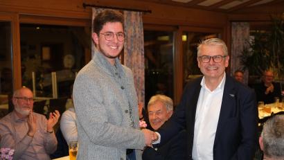 Bild: Hirsch
Die Freien Wähler sprechen sich bei der Kreisversammlung einstimmig für den 21-jährigen Fabian Schmid als Direktkandidat für die Bundestagswahlen aus. Kreisvorsitzender Martin Scharf (rechts) wünscht dem Bodenwöhrer Ortsvorsitzenden viel Erfolg.