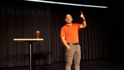 Bild: lg
Django Asül tritt erstmals in Oberviechtach vor einem begeisterten Publikum im Emil-Kemmer-Haus auf.