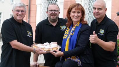 Bild: lst/exb
Reinbeißen und Herz zeigen: Der Lions Club Neustadt/WN-Lobkowitz mit Präsidentin Andrea Gollwitzer (Zweite von rechts), den Vizepräsidenten Sebastian Denzler (Zweiter von links) und Peter Fleischmann (rechts) sowie dem stellvertretenden Vorsitzenden des Lions-Hilfswerkes, Jürgen Schnappauf (links), hoffen auf große Beteiligung an der „Krapfenschmaus“-Aktion 2024.