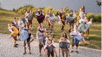 Bild: bk
Seit Wochen üben die Kirwaleit, die heuer aus 16 Paaren bestehen, für das Austanzen. Dies gilt auch für die Teens mit 14 Paaren sowie für die 40 Kinder, die am Austanzen des Kirwasymbols beteiligt sind.