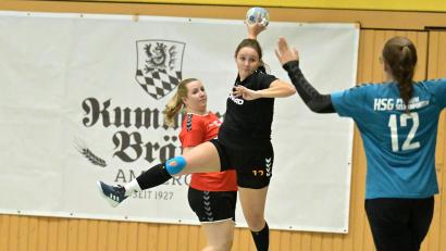 Bild: Hubert Ziegler
Christina Vogel (Mitte) von der HG Amberg war mit sieben Treffern zweitbeste Werferin im Heimspiel gegen Pyrbaum/Seligenporten.