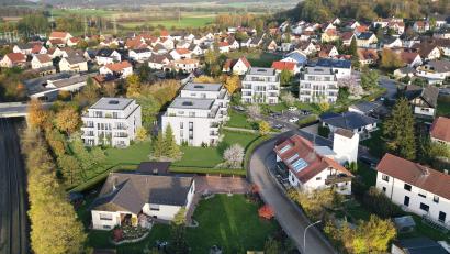 Bildmontage: Weigl Areal GmbH/exb
Die Visualisierung zeigt die Wohnblocks. Links die Bahnlinie Schwarzenfeld-Nabburg, rechts unten der Anton-Bruckner-Weg.