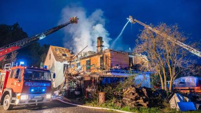 Bild: News5 / Ferdinand Merzbach/NEWS5/dpa
Das Dach eines explodierten Hauses ist so gut wie weg. (Archivbild)