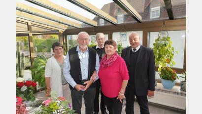 Bild: fvo
Ella (Zweite von rechts) und Herbert Kick (Zweiter von links) feiern Diamantene Hochzeit. Es gratulieren Bürgermeister Josef Beimler (rechts), Pfarrer Norbert Götz (Mitte) und PGR-Vorsitzende Birgit Bergmann (links).
