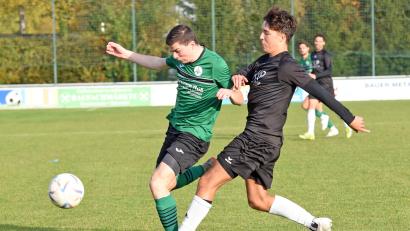 Bild: Gebert
Diese Szene leitete im Spiel FC Tirschenreuth gegen SV Mitterteich II die Wende ein. FC-Spieler Tobias Sammüller (rechts) foulte Julian Enders, der fällige Elfmeter führte zum Anschlusstreffer für Mitterteich. Am Ende gewann die Landesliga-Reserve nach einem 0:2-Rückstand noch mit 5:2.