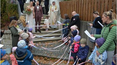 Bild: jr
Ein großes Ehrenspalier bereiteten die Feuerwehr Großensees und die über 40 Kinder des Kinderhauses „Purzelbaum“ den frisch Vermählten Verena Burger und Fabian Berr beim Auszug aus der Leonberger Pfarrkirche. Mit dabei Pfarrer Max Früchtl und Brautmädchen Maja.