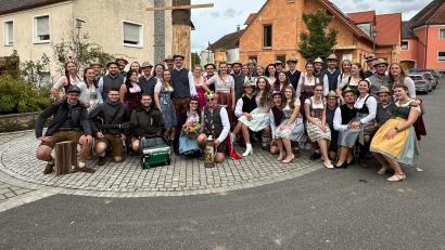 Bild: jud
Die 23 Großschönbrunner Kirwapaare mit ihrem neuem Oberkirwapaar Carina Hüttner und Michael Dotzler präsentieren sich vor dem Kirwabaum.