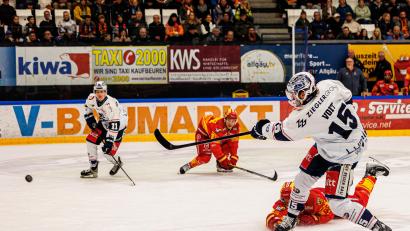 Bild: Werner Moller
499 Mal feuerten die Blue Devils Weiden (im Bild Fabian Voit beim Spiel in Kaufbeuren) in den bisherigen 14 Saisonspielen auf das gegnerische Tor. Daraus resultierten jedoch zu wenige Treffer.