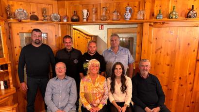Bild: Maria Pinzer/exb
Firmenchef Max Pinzer dankte Tobias Hütter, Bastian Pinzer, Michael Heining (hinten von rechts), Wolfgang Breitengraser (vorne links), Franz Cahak und Jasmin Neumann (vorne von rechts) für ihre Treue zum Unternehmen. Mit im Bild ist Tanja Pinzer (vorne, Zweite von links).