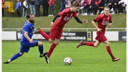 Bild: ham
Ein heiß umkämpftes Derby in Nabburg: Der Diendorfer Michael Schärtl (links im blauen Trikot) im Zweikampf.