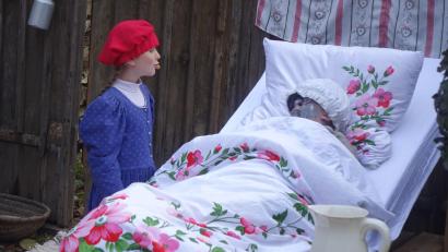 Bild: mmj
"Großmutter warum hast du so große Augen?" fragt Rotkäppchen verwundert, als es vor dem Bett ihrer Oma steht.