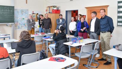 Bild: Petra Hartl
Aus Platzmangel muss die Offene Ganztagsbetreuung an der Luitpold-Mittelschule in Amberg in einem gewöhnlichen Klassenzimmer stattfinden. Die Mitglieder des Schul- und Sportausschusses machten sich ein eigenes Bild von der Situation.