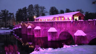 Archivbild: ubb
Traditionell unter Verschluss gehalten wird bis kurz vor dem Start des Kunsthandwerklichen Weihnachtsmarkts im Fischhofpark die Hauptfarbe der Beleuchtung. Im vergangenen Jahr war Lila die Farbe der Wahl.