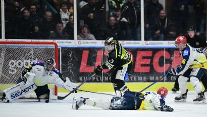 Bild: SignaLight/AP
Marco Pronath (schwarzes Trikot) erzielte in dieser Szene die 2:1-Führung für den ERSC Amberg gegen Schweinfurt. Am Ende gewannen die Wild Lions mit 4:1.