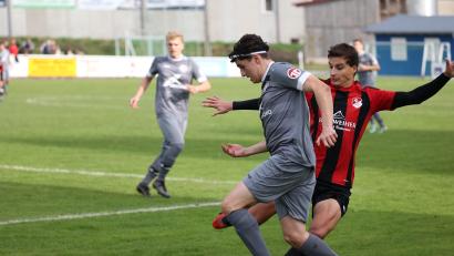 Bild: Dieter Jäschke
Auch wenn der SC Eschenbach gut in das Derby startete: Am Ende gewannen Jakob Diepold (vorne) und der FC Tremmersdorf deutlich mit 6:1. Der FC bleibt damit Tabellenführer der Kreisliga Nord.