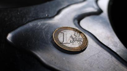 Symbolbild: Karl-Josef Hildenbrand/dpa
Rund einen Euro mehr müssen Weidener ab 2025 pro Kubikmeter Trinkwasser bezahlen. Das geht aus einer Antwort der Stadtwerke Weiden an Oberpfalz-Medien hervor.