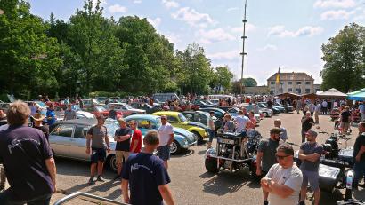 Archivbild: bsc
Dicht drängten sich in den vergangenen beiden Jahren die Oldtimer und Besucher beim Old- und Youngtimertreffen in Friedenfels auf dem großen Parkplatz. 2025 folgt eine Neuauflage.