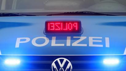 Symbolbild: Roland Weihrauch/dpa
Ein Mann soll einen 42-Jährigen in einem Hotel in Würzburg niedergestochen haben.