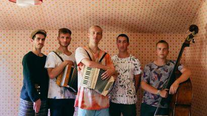 Bild: Matthias Wolf/exb
Viele Instrumente und ehrliche Geschichten im bayrischen Slang mit der Band "Widersacher aller Liedermacher".