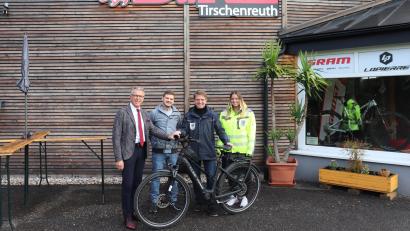 Bild: Stadt Tirschenreuth/Mirko Streich/exb
Bürgermeister Franz Stahl mit Bike-Station-Inhaber Christian Mauerer, Andreas Ockl, Bauamt-Mitarbeiterin Regina Zahn (von links) sowie dem neuen E-Bike vor der Bike-Station.