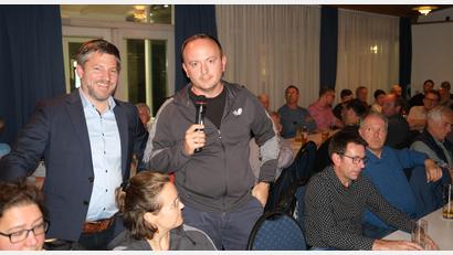 Bild: Hirsch
Tischtennis-Spartenleiter Markus Pasurka (stehend rechts) fordert bei der Bürgerversammlung die Schaffung zusätzlicher Trainingsmöglichkeiten, solange Hallenbad und Turnhalle saniert werden. Bürgermeister Peter Neumeier (links) erteilt ihm aber eine Absage.