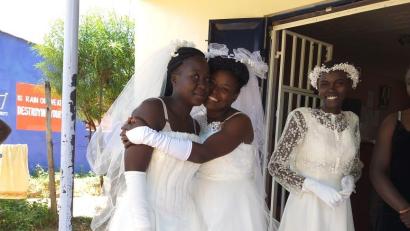 Archivbild: KKNH/exb
Überglücklich veranstalteten Frauen in Kenia eine spontane Brautmodenschau, als die ersten Kleider aus Kemnath eingetroffen waren. Diese werden in einer Schule für Schneiderinnen in Bungoma bei Bedarf abgeändert.