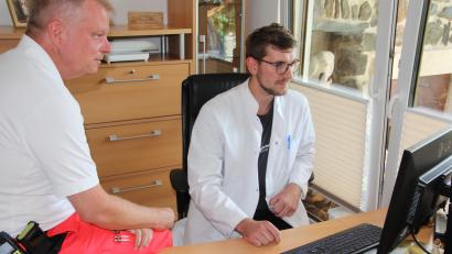 Bild: kro
Dr. Achim Nemsow (links) im Gespräch mit Praktikant Michael Heldwein.